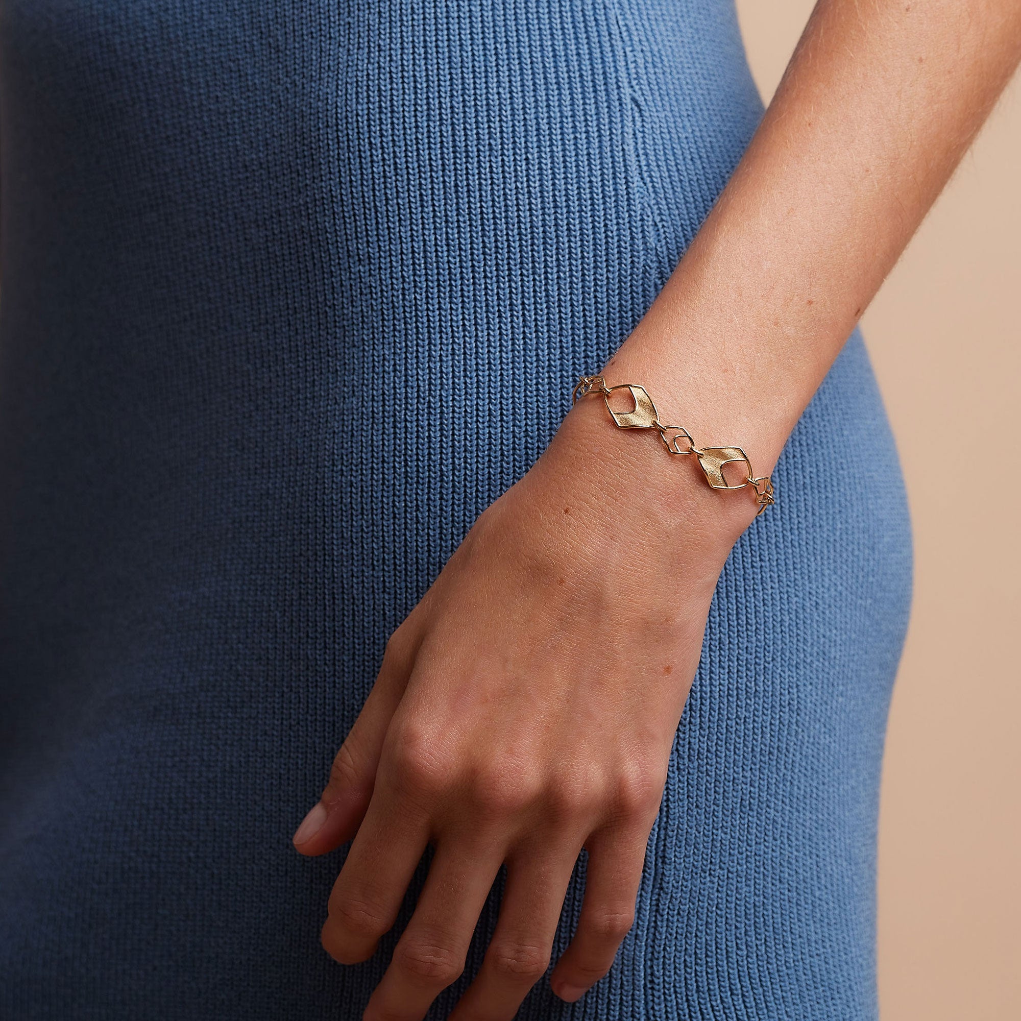 The Curve Linked Bracelet in 18k Yellow Gold