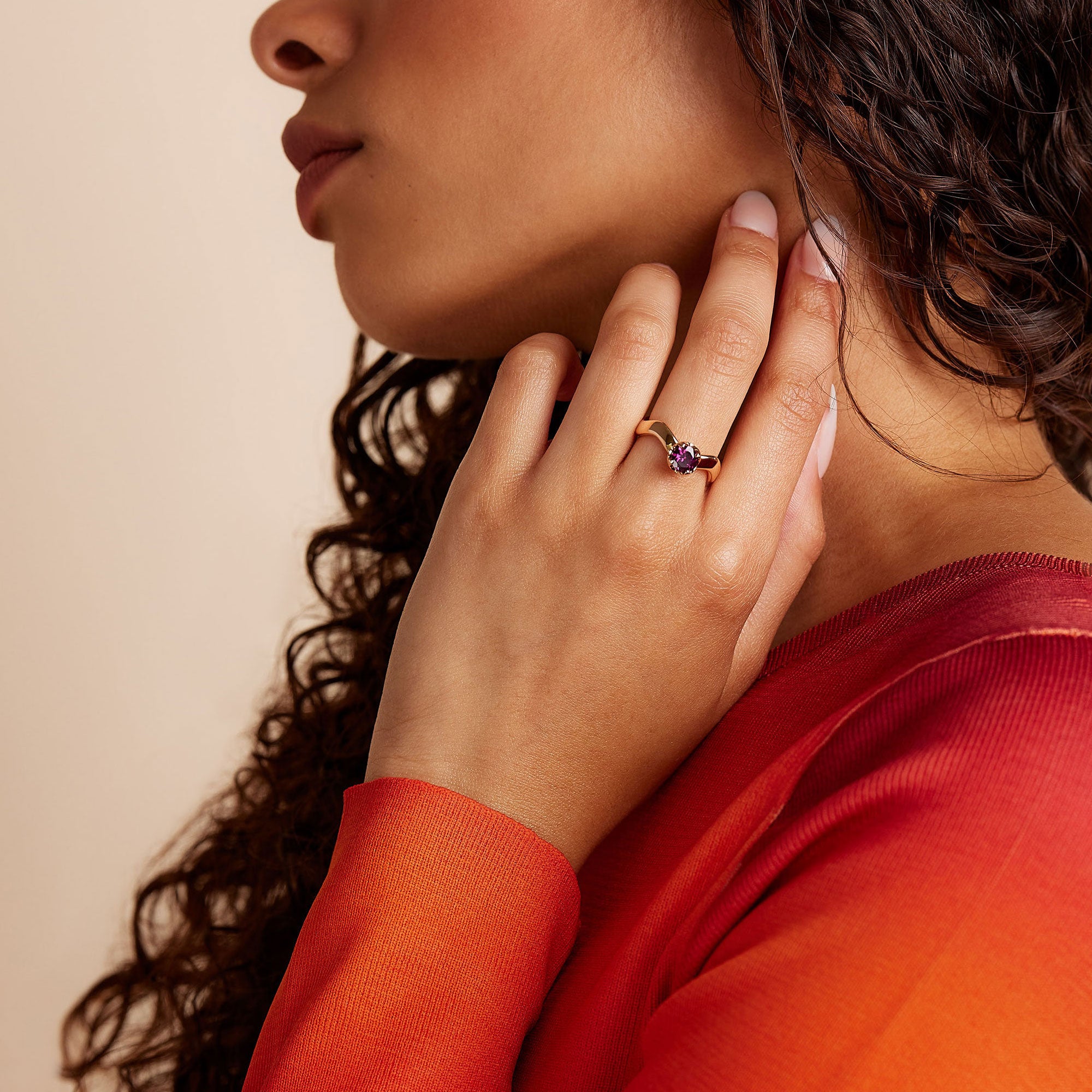 The Smooth Curve Ring with Purple Garnet in 18k Rose Gold